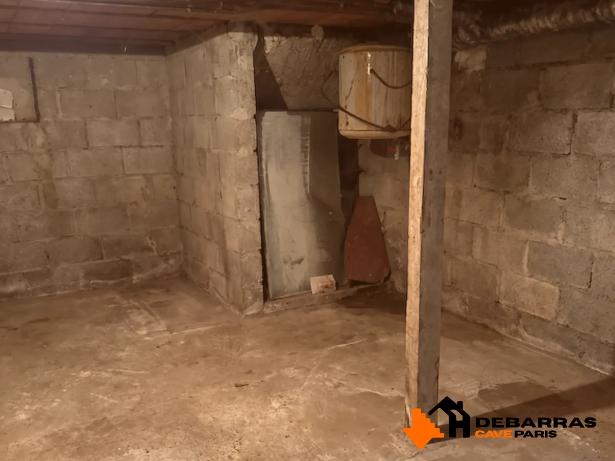La même cave entièrement vidée et balayée après débarras à Paris 8e