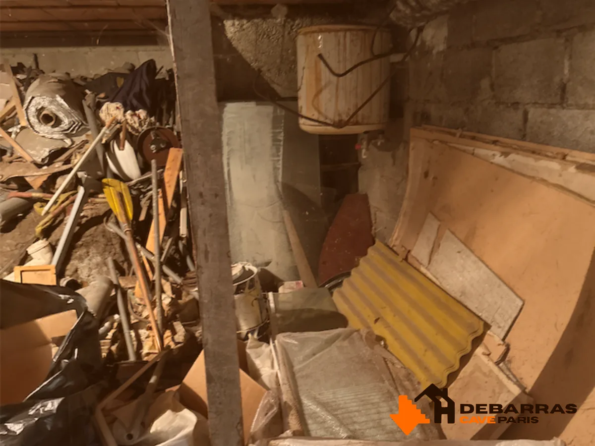 Cave encombrée d'objets et de gravats avant débarras à Paris 8e